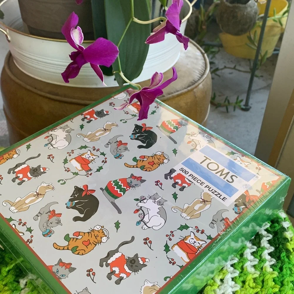 TOMS Festive Cat Puzzle - 500 Pieces - Green and Red - SEALED box